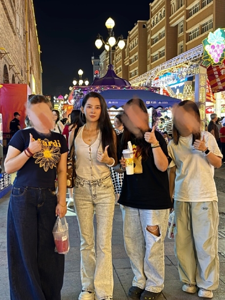 网友新疆偶遇森林北！森林北好美啊～ 身材比例超棒！扛住了原相机镜头。
