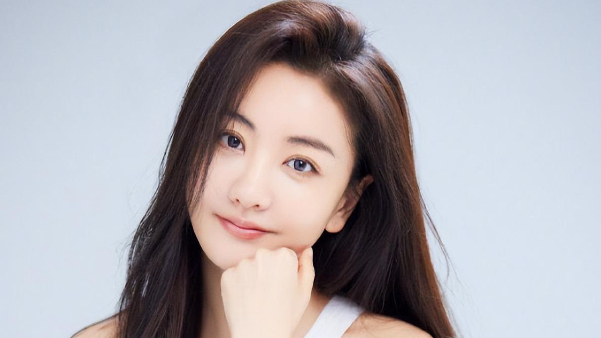 她完美的错过了赵宝刚、张艺谋和冯小刚，用独特的方式，在演艺圈走出了另一条康庄大道