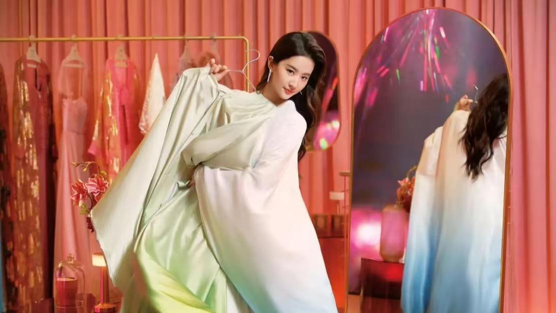 刘亦菲海边奔跑视频引爆网络 "仙女接地气"形象营销成现象级案例