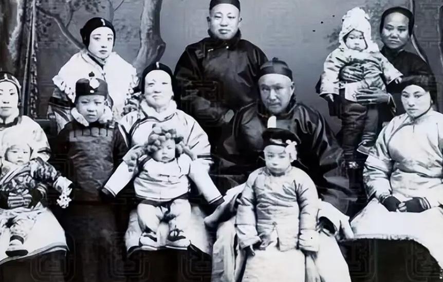 1949年，一女地下党被特务押上了汽车。突然，特务们用绳索狠狠地勒住了她的脖子，