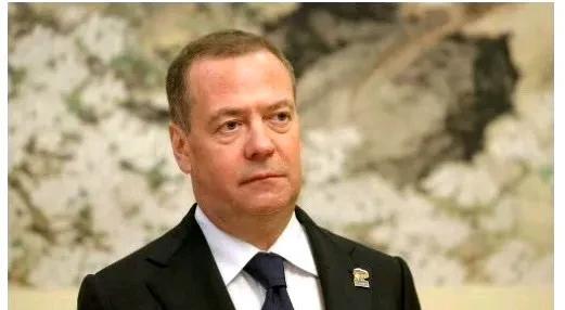 俄罗斯强势回应了！
英国外交大臣拉米表示，俄罗斯应该在俄乌冲突中无条件停火！俄罗