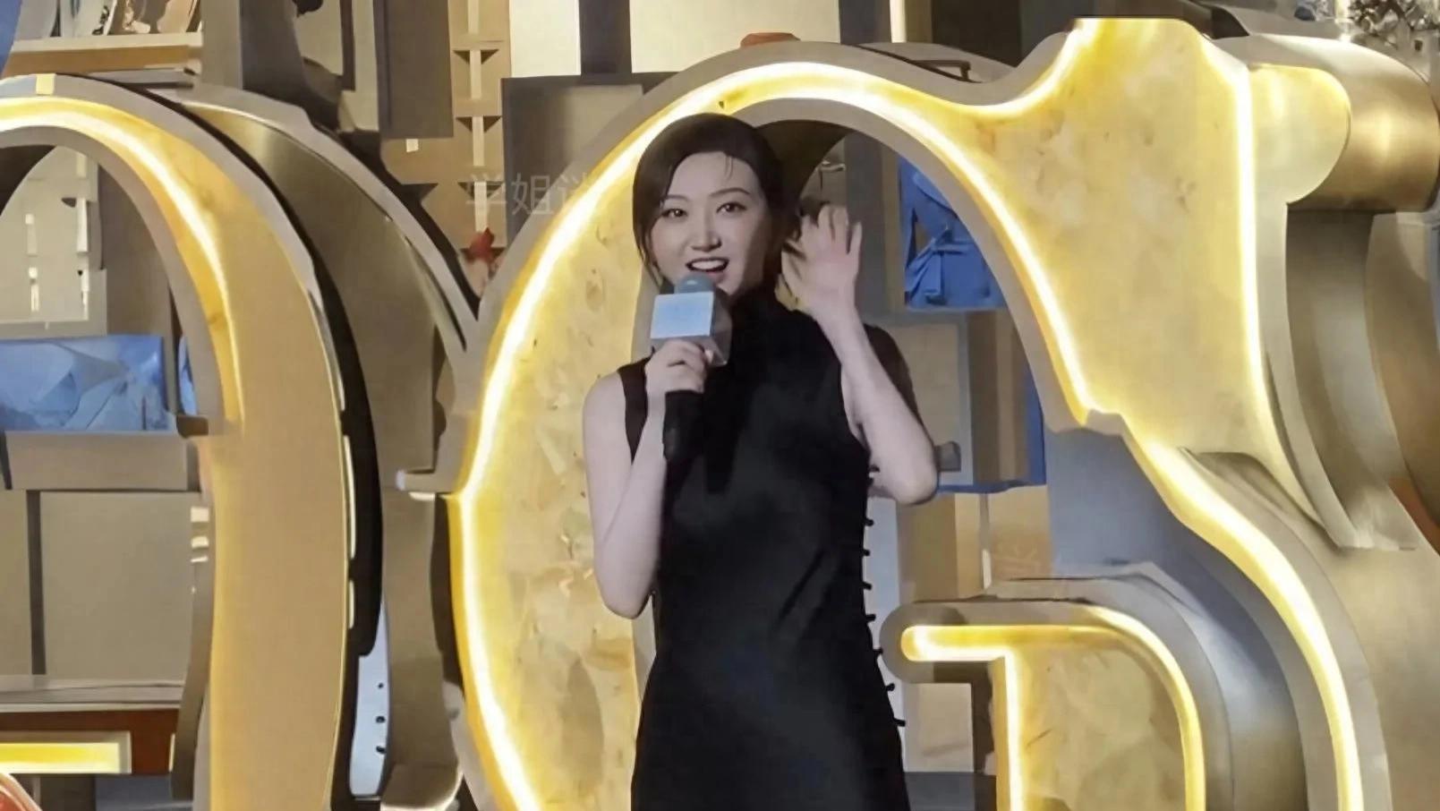 景甜黑色旗袍造型引争议：网友评论对其身材比例和高跟鞋搭配褒贬不一