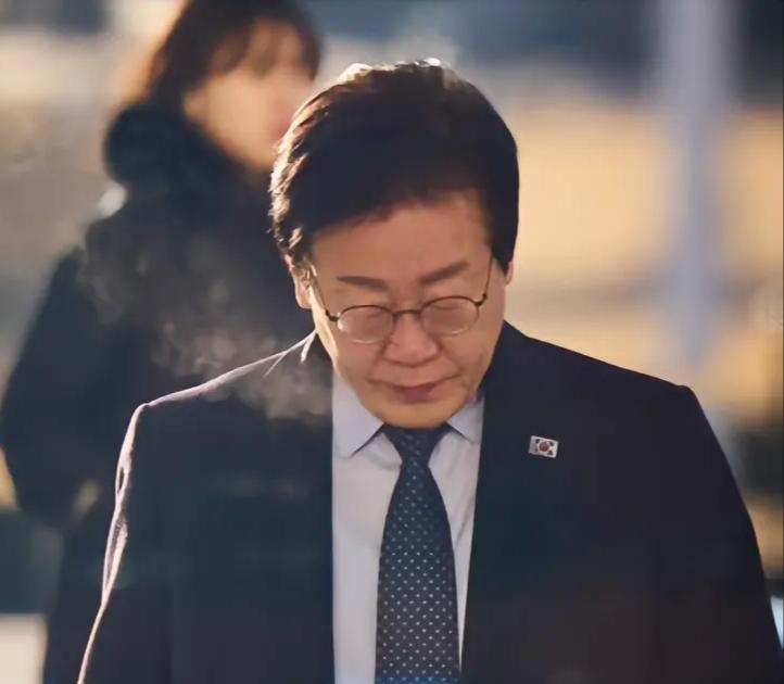 李在明的运气能有多背！
发现自从李在明访日后就开始走霉运。首先是访美接机的礼宾要