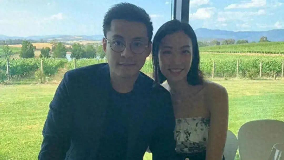 霍启仁晒甜蜜合照为未婚妻庆生，女方已经冠夫姓，两人今年内完婚