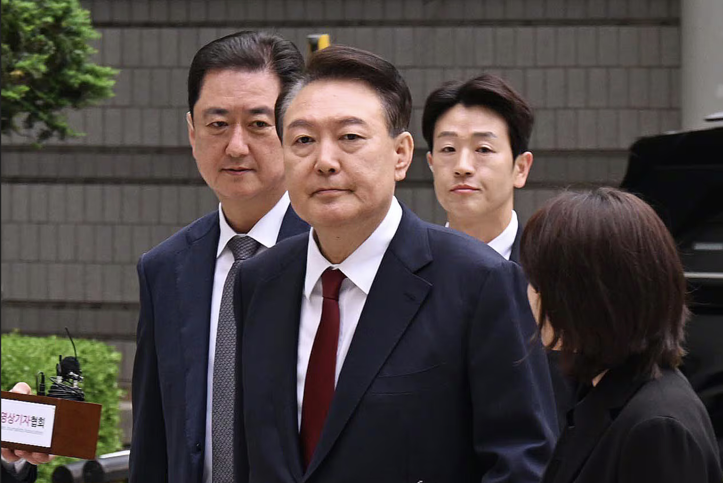 尹锡悦被查叛国罪面临重刑











韩国检察官突然出手，直接冲进24