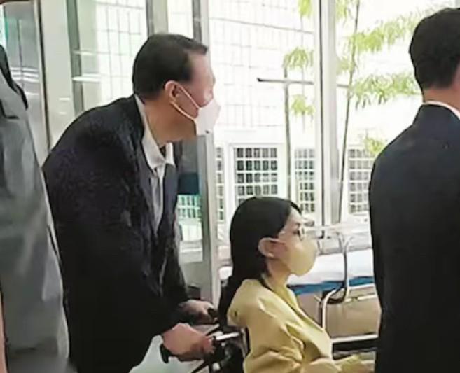 说金建希是装病也不足为奇！韩国媒体拍到金建希出院回到家后就很放松了，悠闲的在吃着