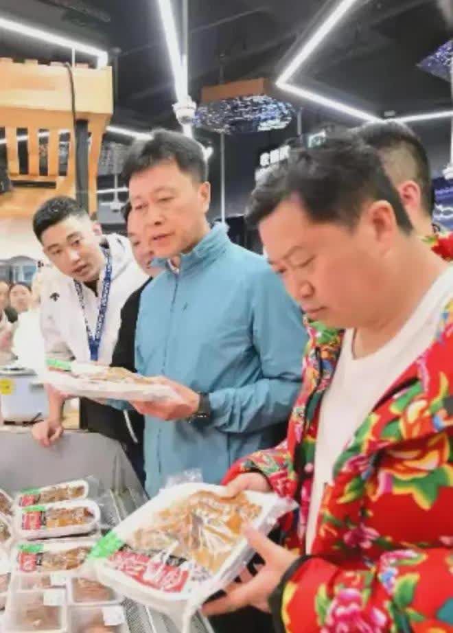 荣昌卤鹅哥火了，但投喂甲亢哥这件事其实内有乾坤，卤鹅哥不是一个人在战斗。

