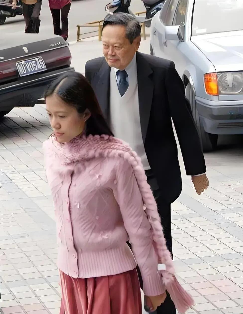 [浮云]这是翁帆和杨振宁领结婚证的那一天，两人走在大街上并没有手牵手，而是一前一