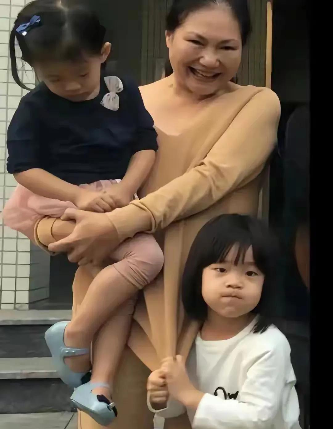 什么情况，这些照片以前没有见过，是S家发出来的吗？都是老照片啊。看到小玥儿了，看