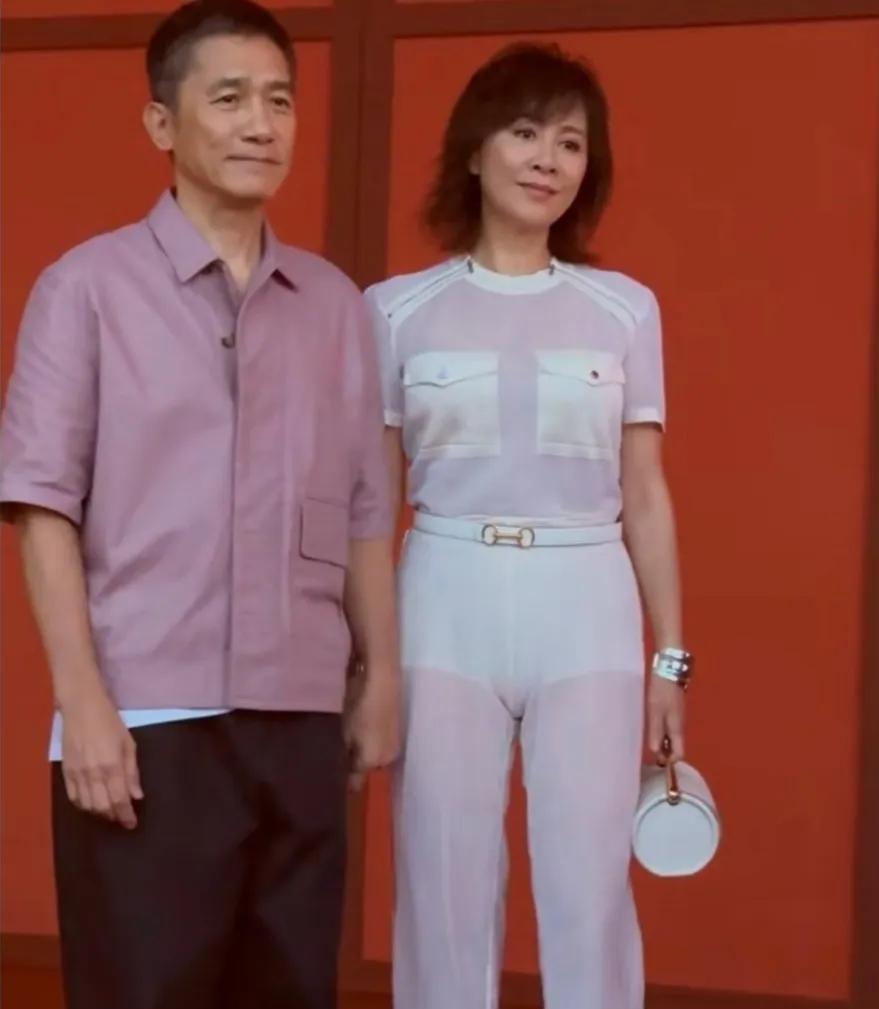 梁朝伟，能不能让你老婆照照镜子再出门啊？
刘嘉玲的身材确实好，但好像生怕别人不知