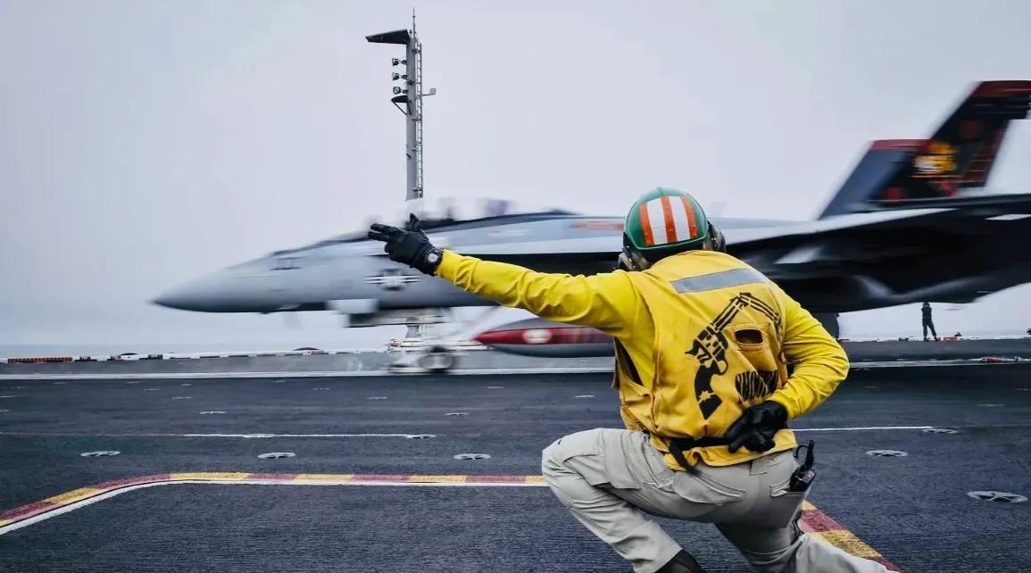 【美军轰炸也门，致严重伤亡】
    昨天晚上，美军出动F/A-18E“超级大黄