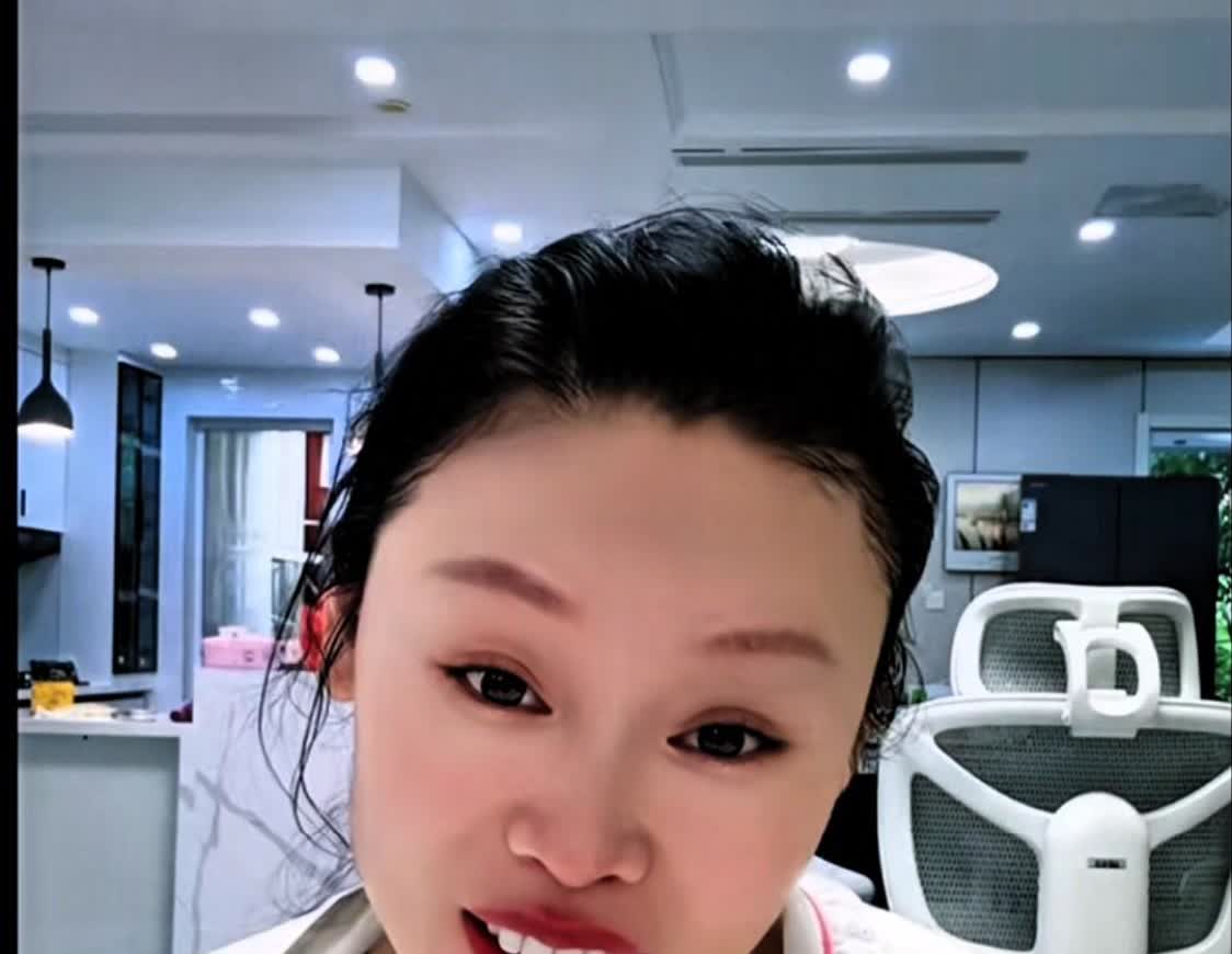 草帽姐从北京看病归来，在与粉丝交流时展露乐观心态。她透露医生建议“想吃点啥就吃点