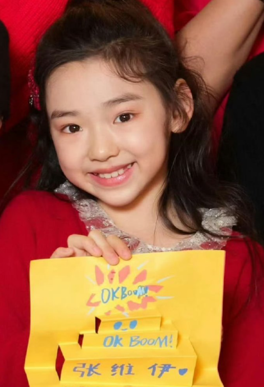  “黑料变好料”——小酒窝用最稚嫩的字写了最通透的祝福。窝姐这波格局，比内娱公关