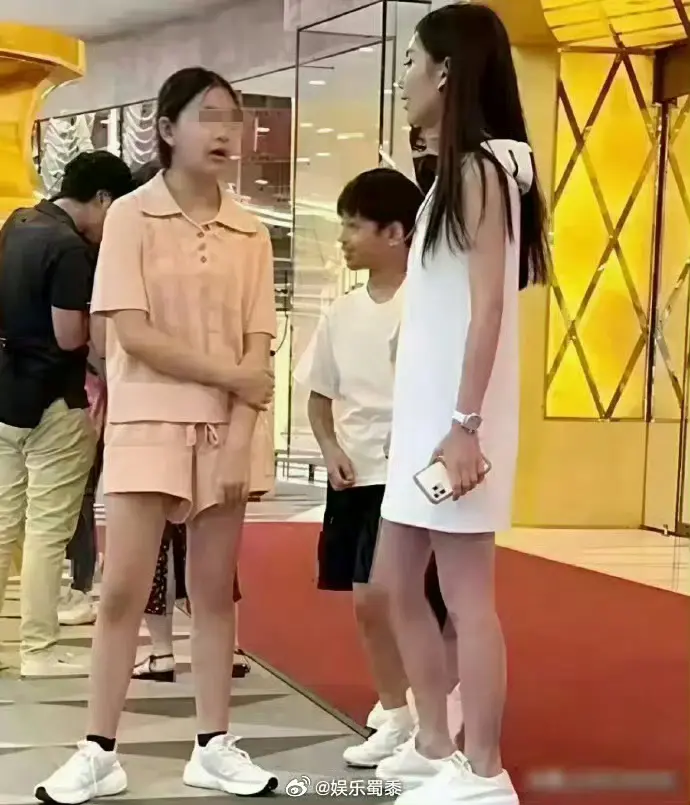 马悠梅这个后妈和大S 2个孩子相处还挺融洽
这是大S最不愿意看到的情况吧