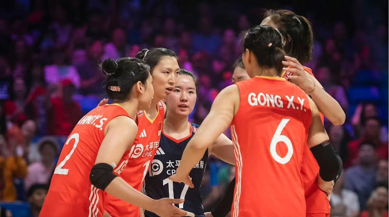 中国女排vs波兰女排
第一局：25-17
大比分：1-0（25-17）
其中吴梦