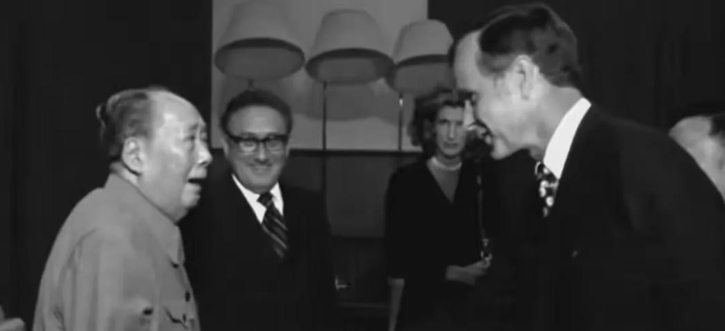 1975年10月21日，美国驻中国联络处主任老布什走上前，打算和毛主席礼节性握手