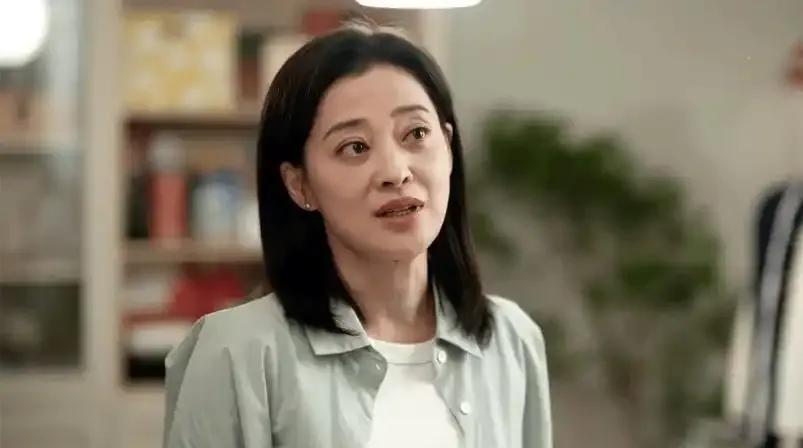 《我的后半生》里，丽娜在自己爸妈面前还是比较清醒的。
她知道妈妈平时总爱咋咋呼呼