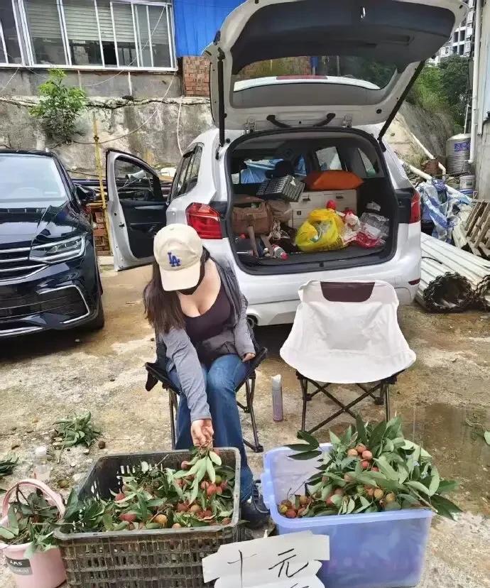 老板娘哭晕了，
荔枝卖成白菜价。