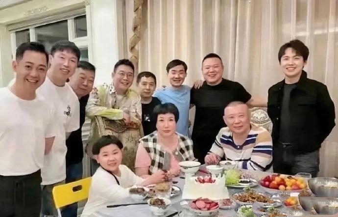 郭德纲家宴的这张照片，郭麒麟主打就是一个情商高！
如果他坐着，那么只有他四个是一