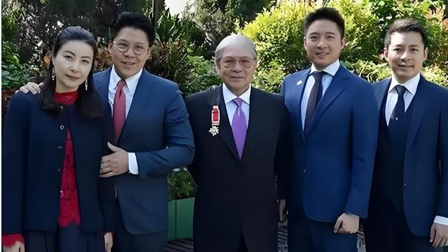 在上年的时候，霍启仁才刚刚和他的女友Namfon在杭州西湖的船上浪漫求婚