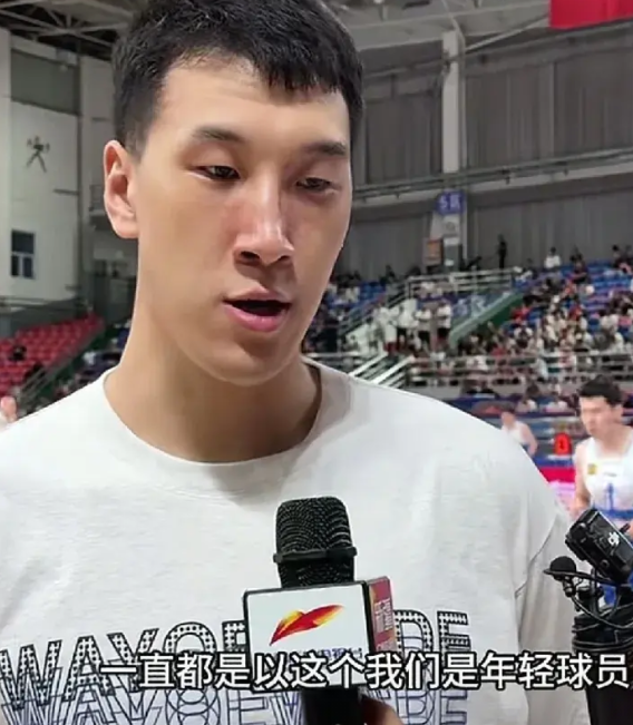 杜润旺夸奖杜锋！
广东男篮大胜青岛男篮后，杜润旺在赛后采访表示：杜锋是非常优秀的