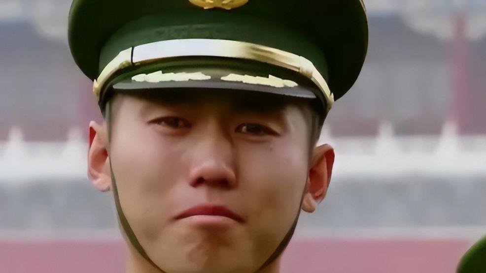 最帅擎旗手结婚，岳父大气送银行卡奥迪车，网友：新娘一看就不好惹