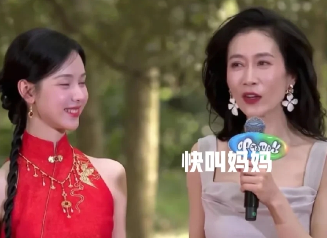 活动上，温峥嵘当着很多人的面让陈都灵叫自己“妈妈”，陈都灵害羞叫不出口，温峥嵘一