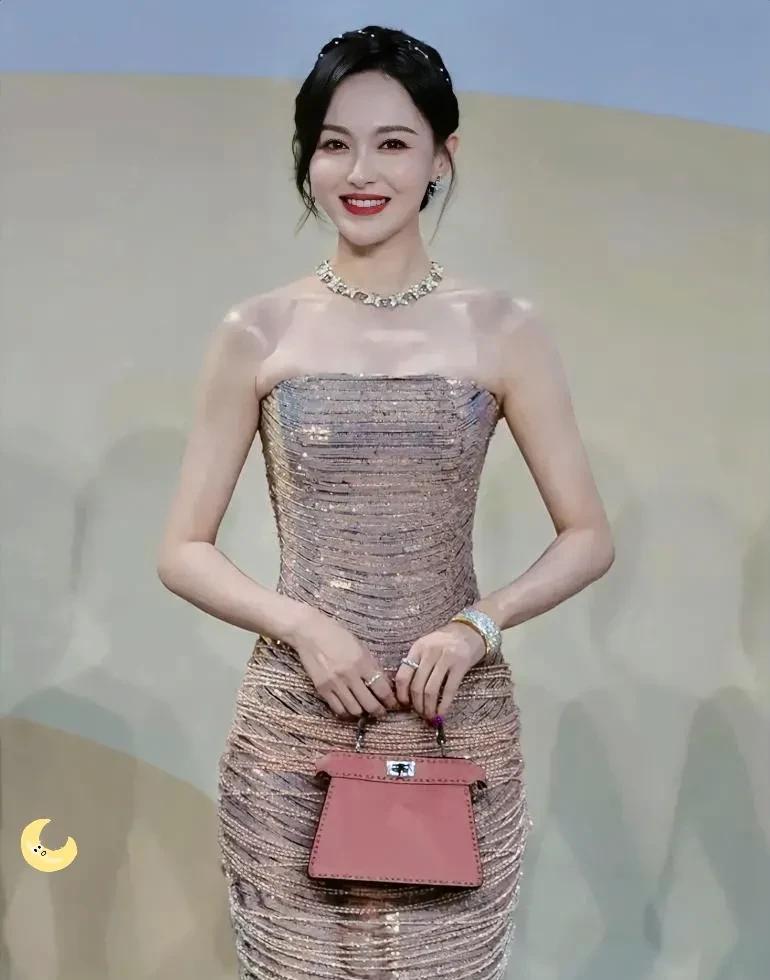 今晚估计其他女明星们都要哭了
不是因为自己没有获奖
也不是因为嫉妒唐嫣今晚获得金