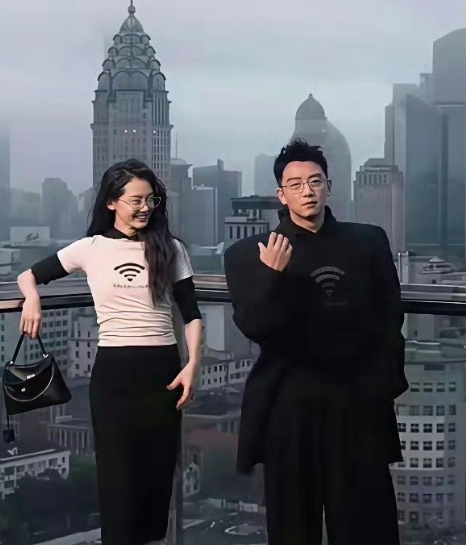 郑恺穿的这一身，老婆苗苗都忍不住要笑。