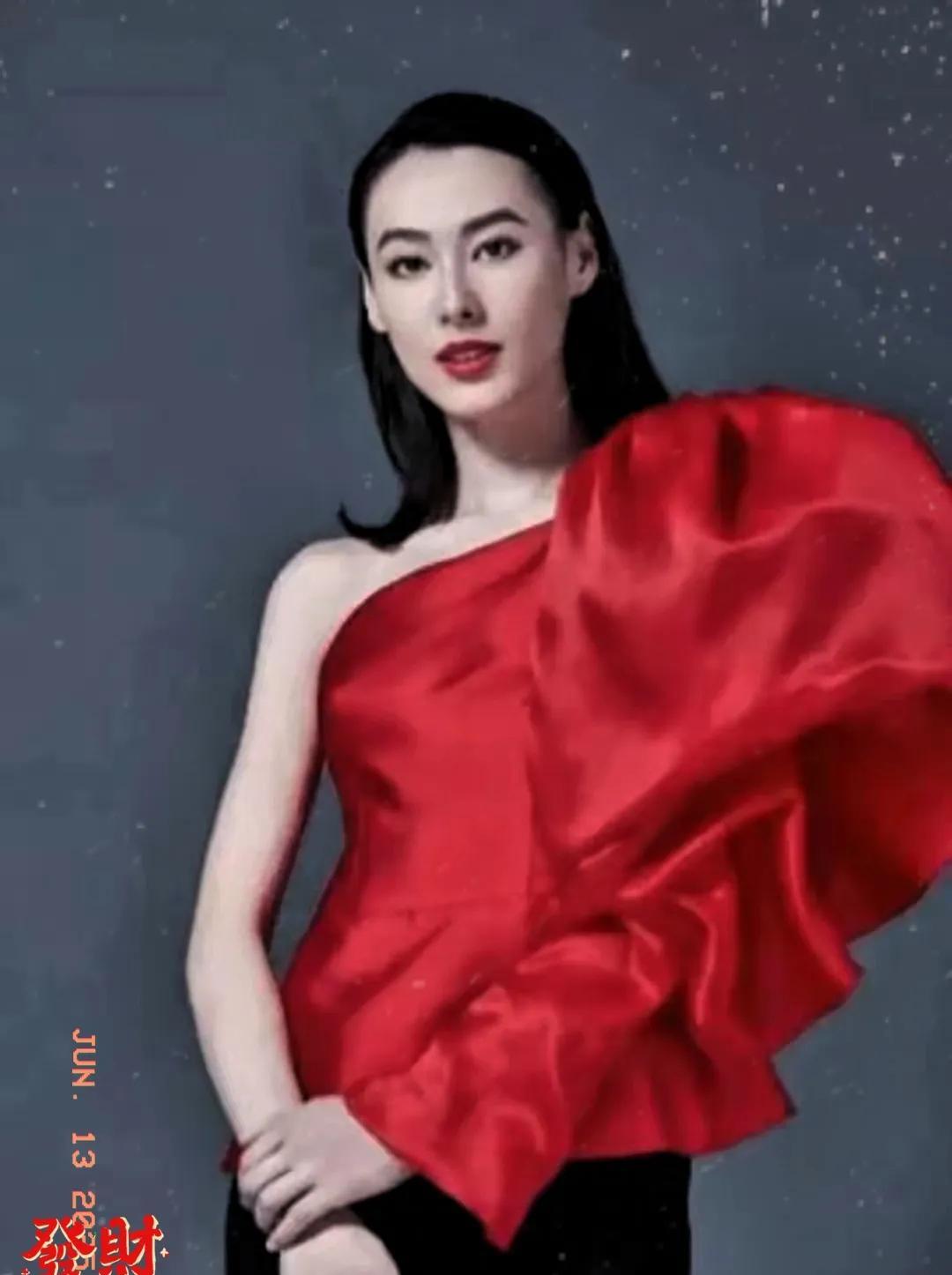 豪门往事终翻篇！梁洛施带着三个儿子潇洒走过青春岁月，如今终于官宣新恋情。导演马浴