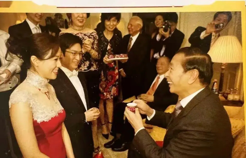 前妻婚礼躲避前夫











惊！昔日千亿婚礼现场，竟暗藏着豪门恩怨大