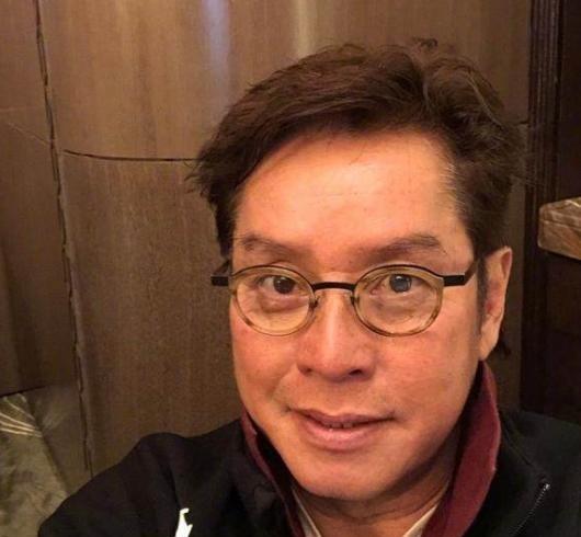 1996年，丁克的谭咏麟突然对妻子杨洁薇说；“我把十亿家产都给你，我要让儿子回家