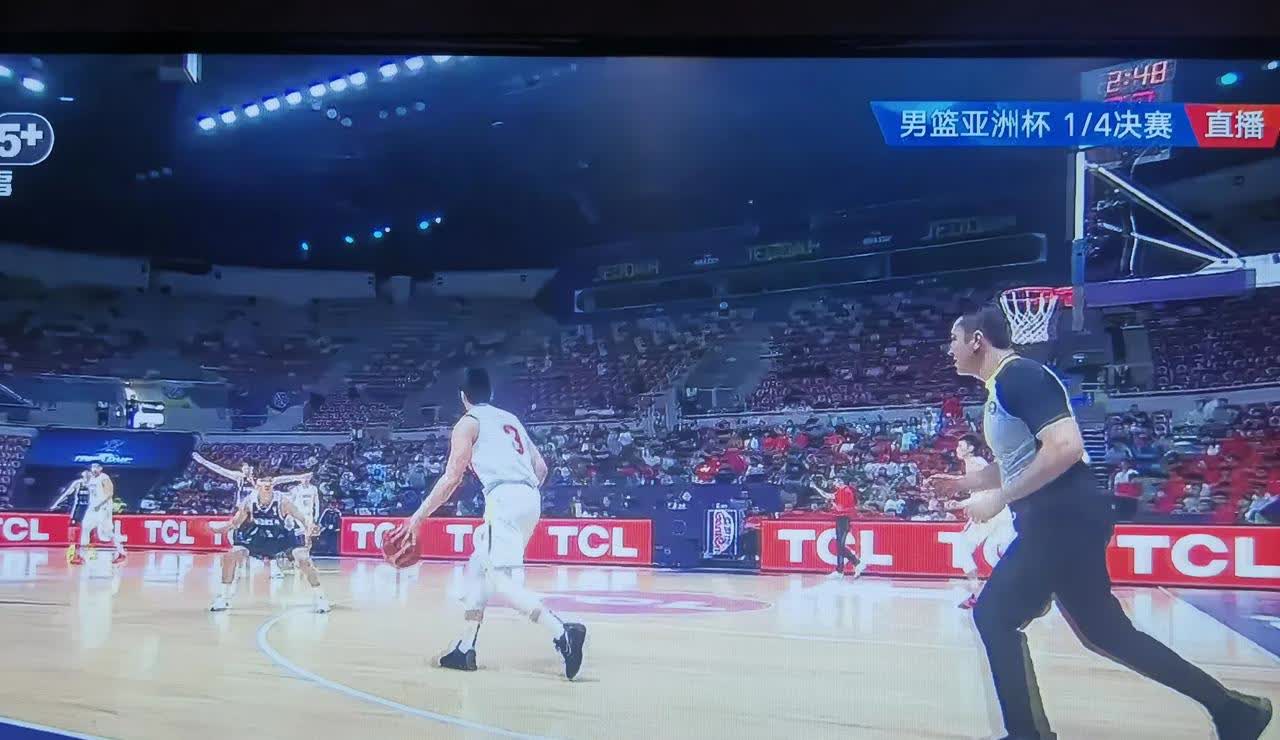 郭士强真的火了！第三节后半段，胡金秋下场以后，中国队17分的优势瞬间变成了8分！