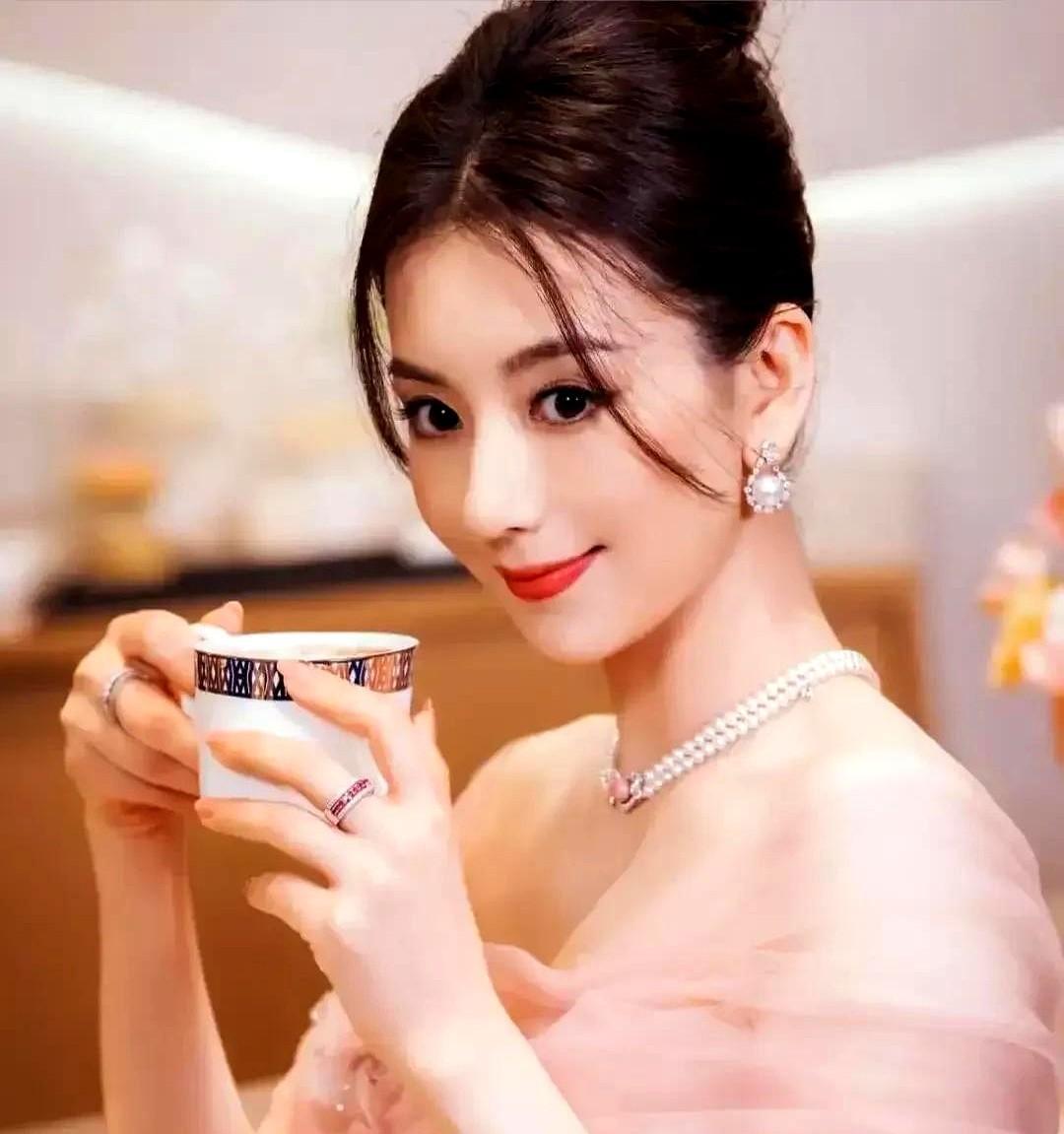 38岁的方媛迎来三胎。
我公公就看了方媛的照片一眼，忽然就不说话了。
沉默了半天