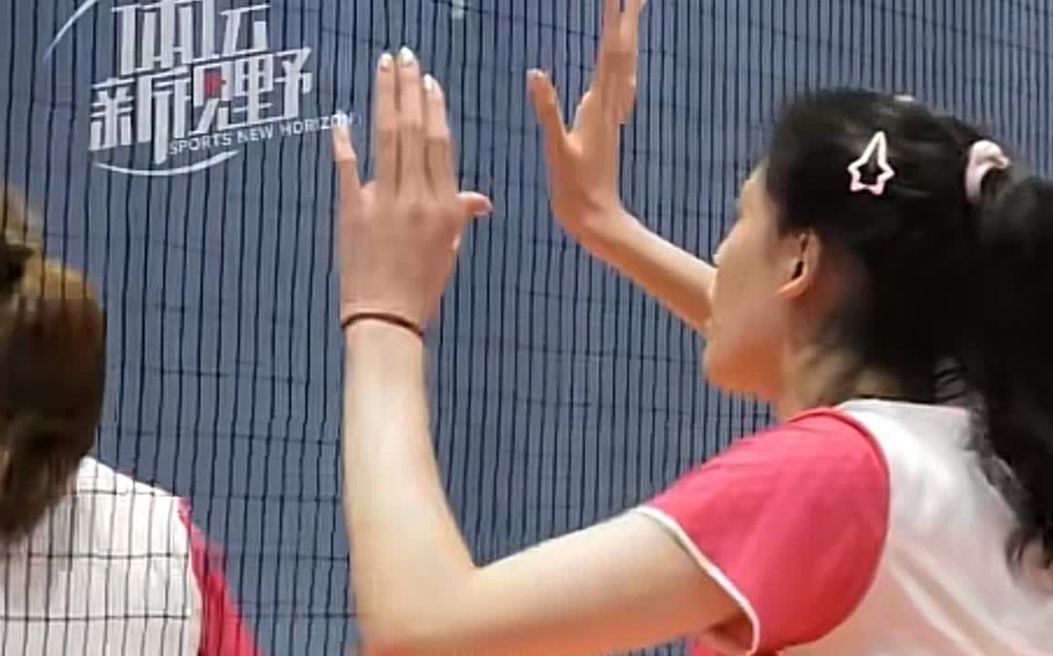 天津女排真的下血本了！明日启程飞往✈️土耳其，与土耳其女排四支俱乐部进行切磋！李