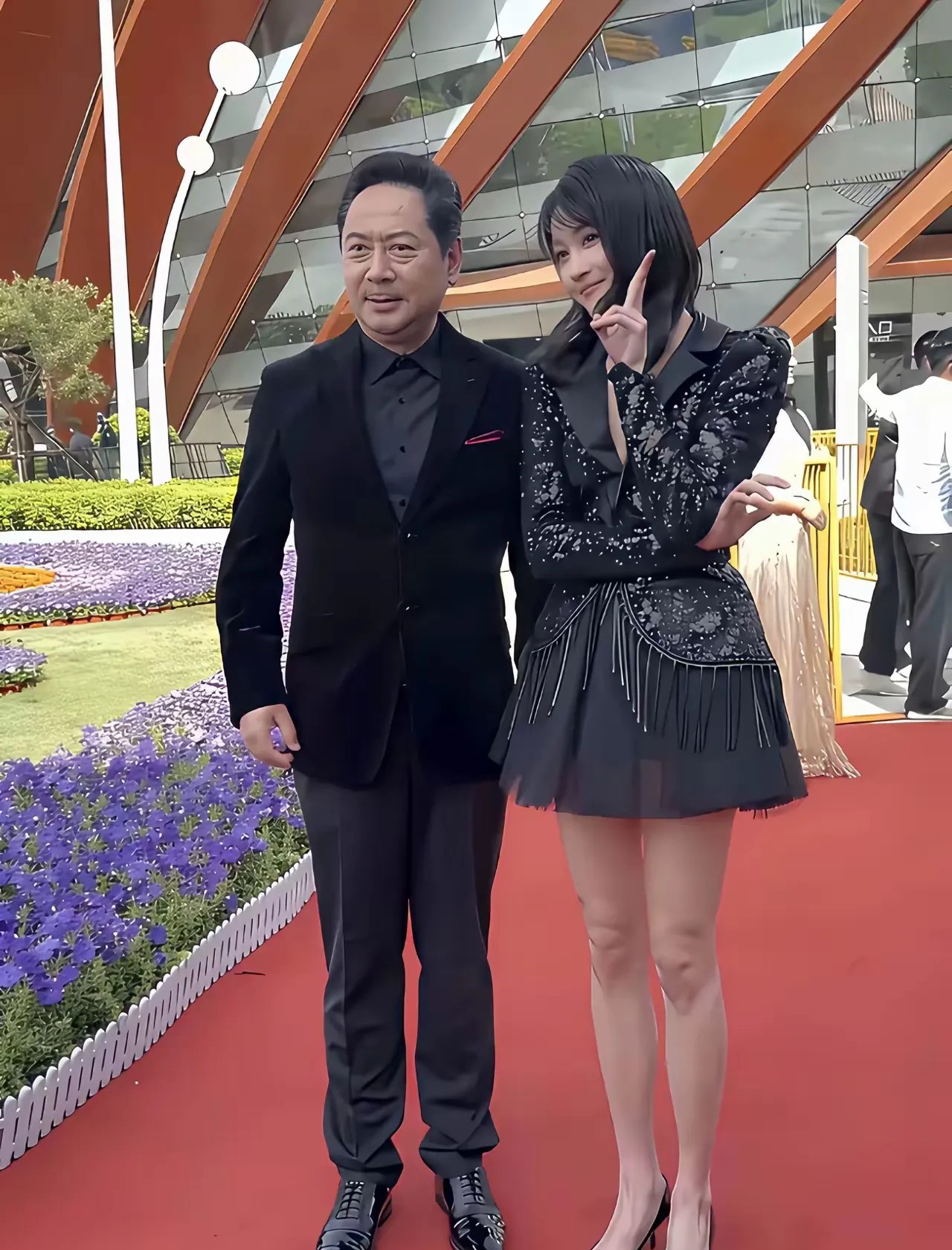 关晓彤确实漂亮，身材也好，但不知道为什么，就算她打扮得再精致，总让人觉得少了点吸