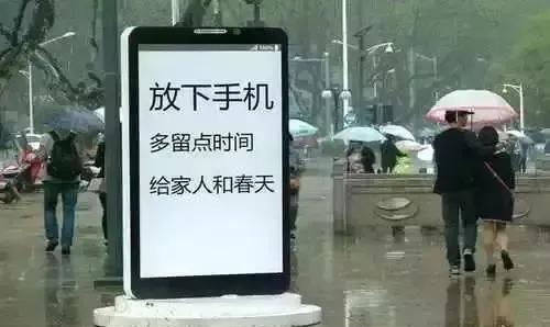你看女人的朋友圈。
晒美食，晒风景，晒旅游，晒娃，晒穿搭，晒感悟，晒心情，晒花草