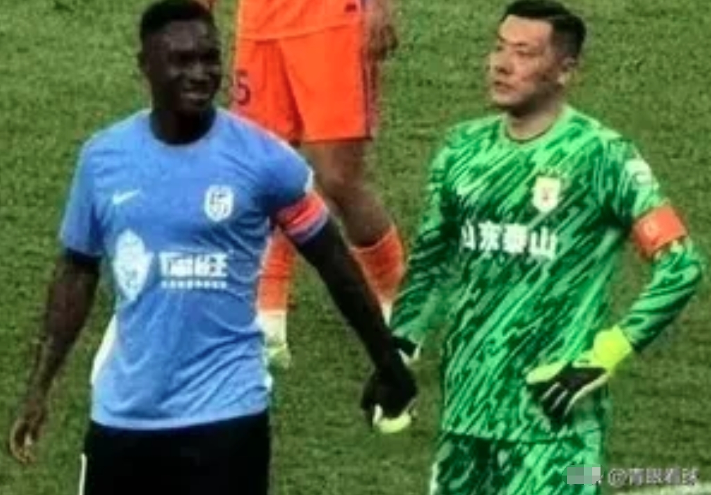 王大雷与大连队长马莱莱手牵手