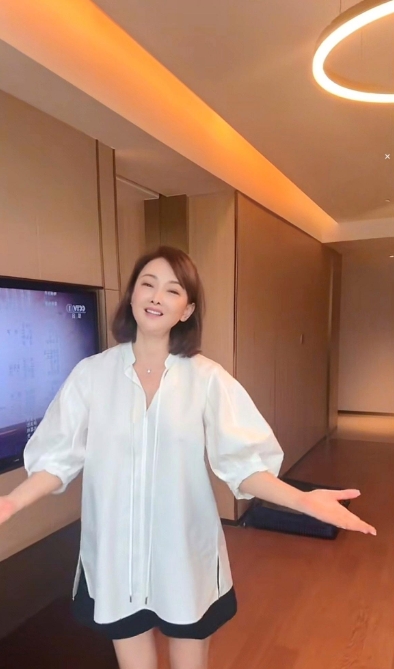 牛莉家中跳舞，家中装修曝光，豪华又气派，舒服。