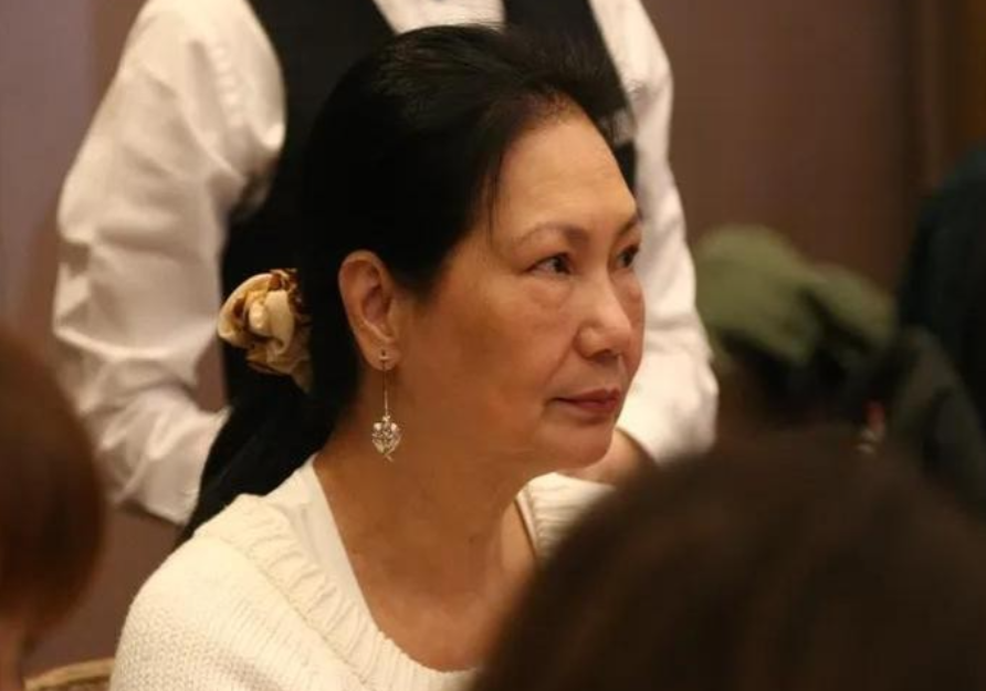 70多岁的S妈被指当众与小玥儿争抢遗产，网友直呼"为老不尊"！2月27日S家争产