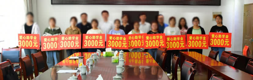 资助了一群白眼狼！一位网友忍不住吐槽。他说：资助了两个贫困大学生，一个男生从大二