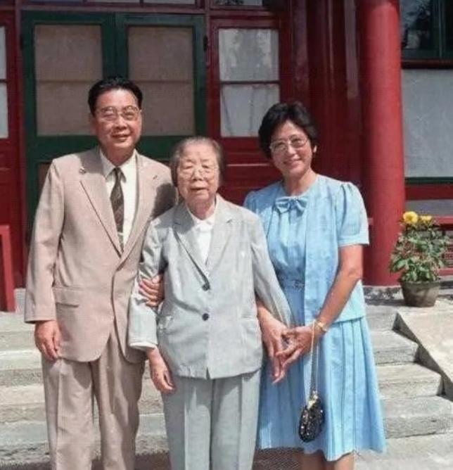 1992年7月，邓颖超因病离世。谁知，邓颖超留下的最后一句话竟是“李鹏”二字，这