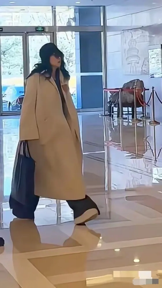 章子怡素颜照了，她穿一身大牌参加文联会议，戴大边框眼镜好有知识分子范！

章子怡