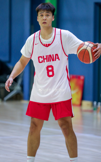 赵睿给首钢带来的改变 1.球队进攻有了真正的组织，周琦和队友打的更轻松合理了 2