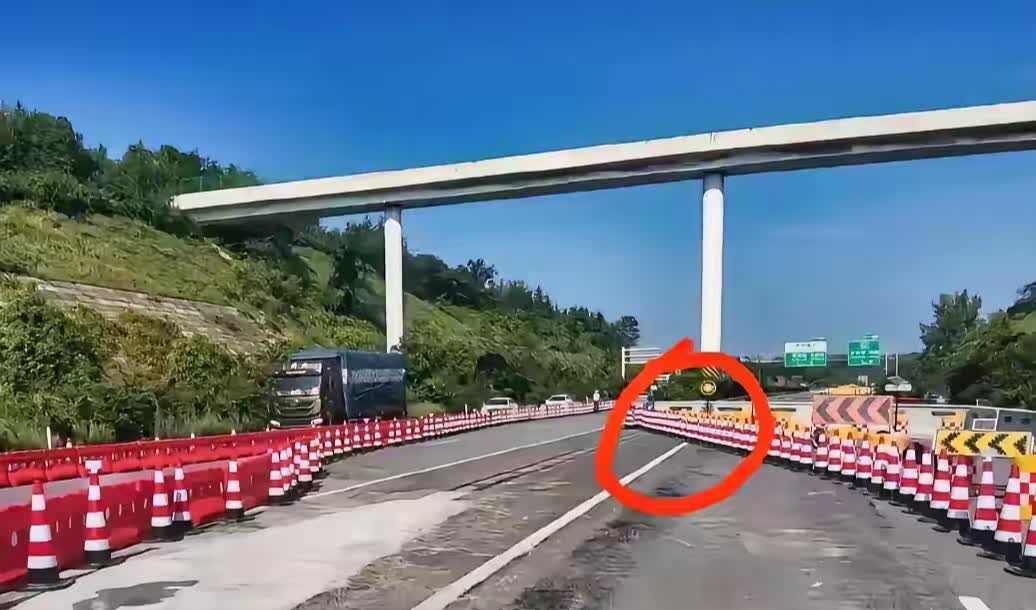 这张照片是在三位女大学生出事的地点拍摄的。
事故发生在德上高速公路的池祁段，当