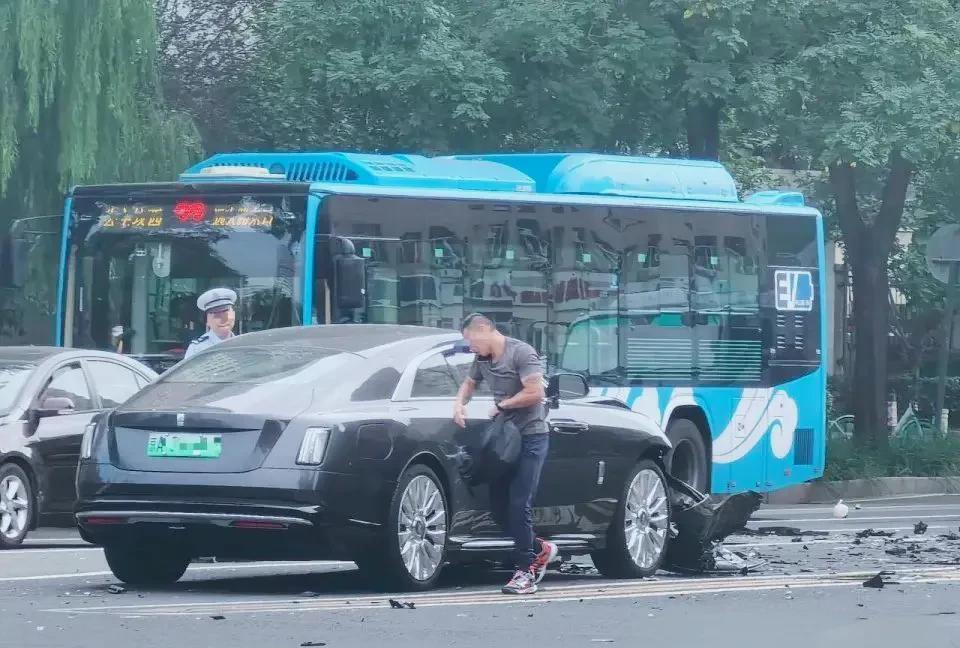          车评人陈震发生在3日下午北京万寿路的车祸引起大量网友关注，两个