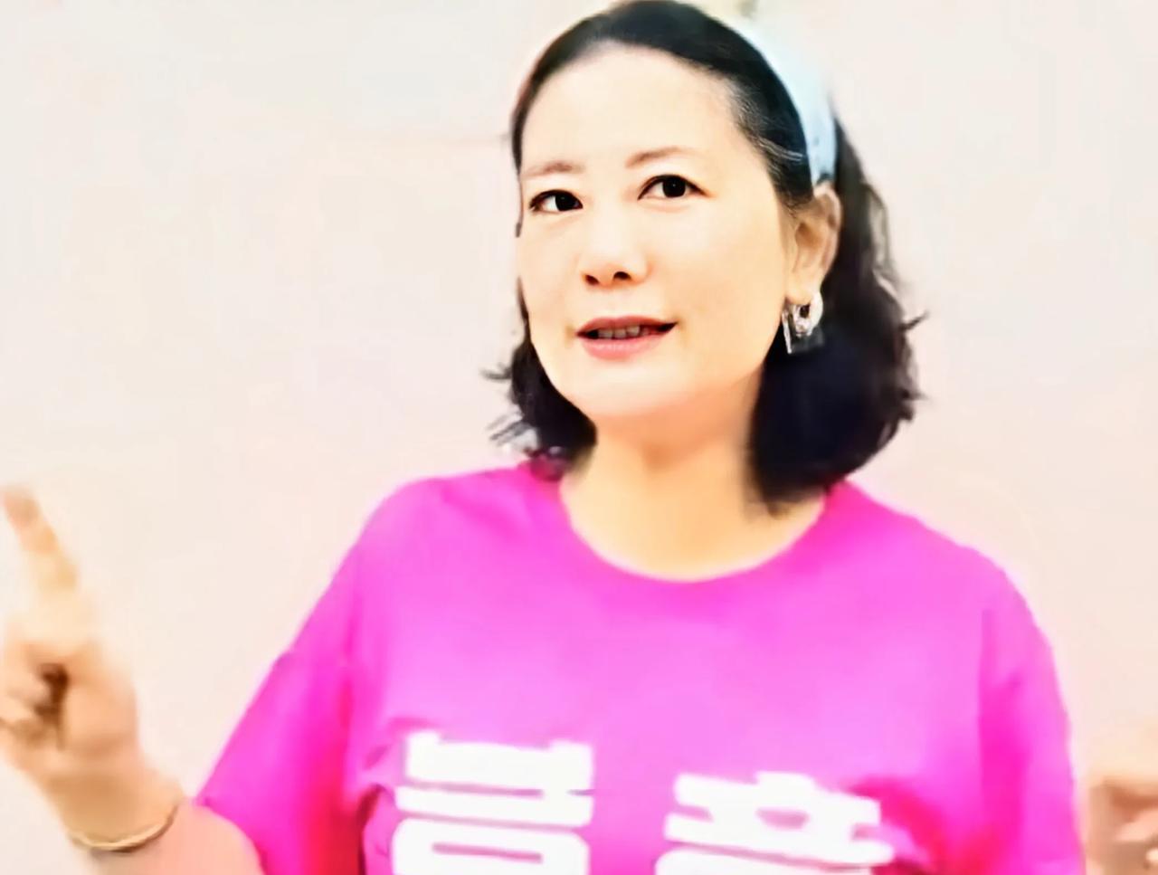 岛内绿营“独派老姐姐”吴思瑶又出来装嫩了！她自称“我是思瑶姐姐”，50多岁的人了