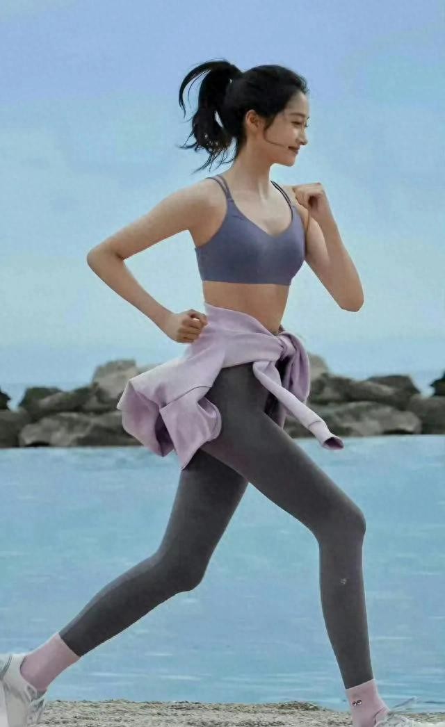关晓彤穿瑜伽服，展现完美魅力
