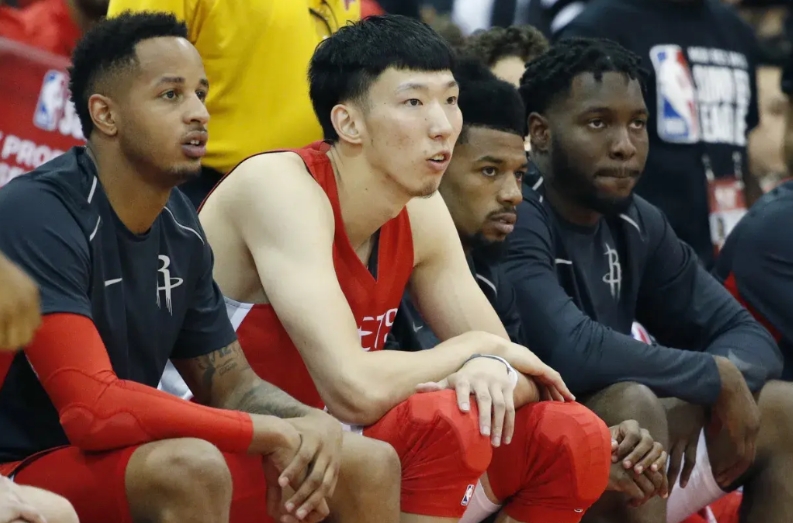 综合分析，周琦比杨瀚森差在哪？

1、身高: 周琦 > 杨瀚森

2、臂展