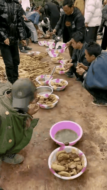 这是哪里的酒席有点太随意了啊
